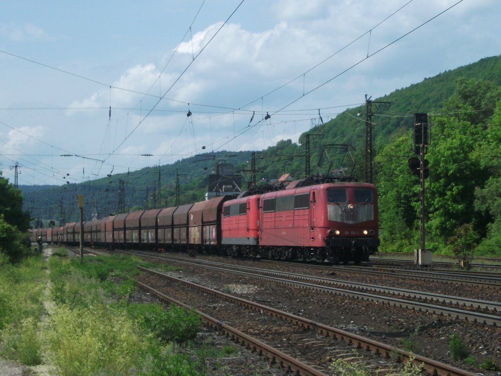Die Orientrote 151 134 und 151 102 ziehen am 19.Mai 2012 einen Erzzug aus Gemnden Richtung Schweinfurt raus.