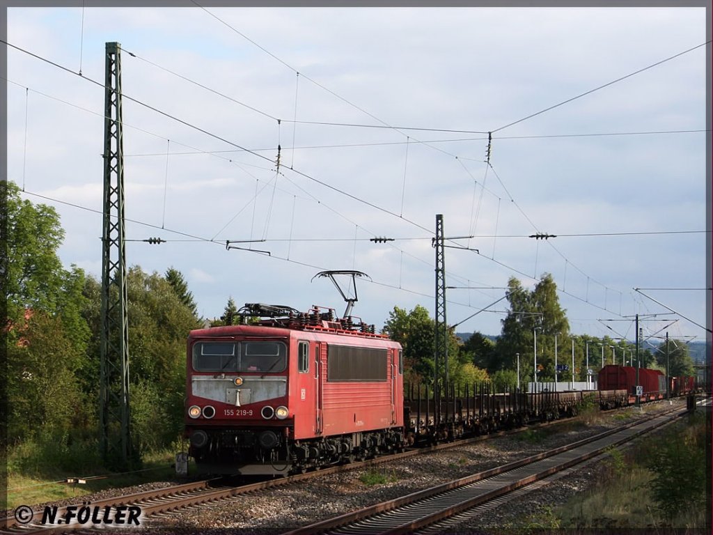 Die orientrote 155 219 ist am 15.09.2012 Richtung Bamberg durch Eggolsheim unterwegs