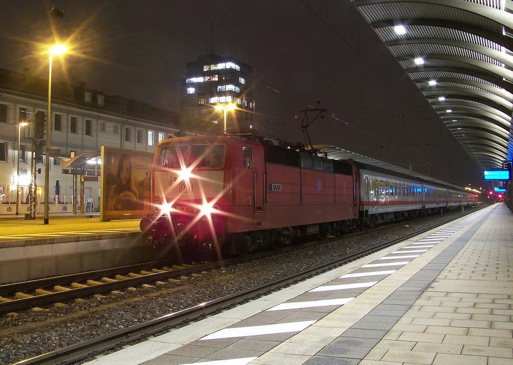 Die orientrote 181 213 (Saar) steht mit dem IC 2054 Frankfurt (Main) - Saarbrcken am 10.11.2011 in Kaiserslautern Hbf