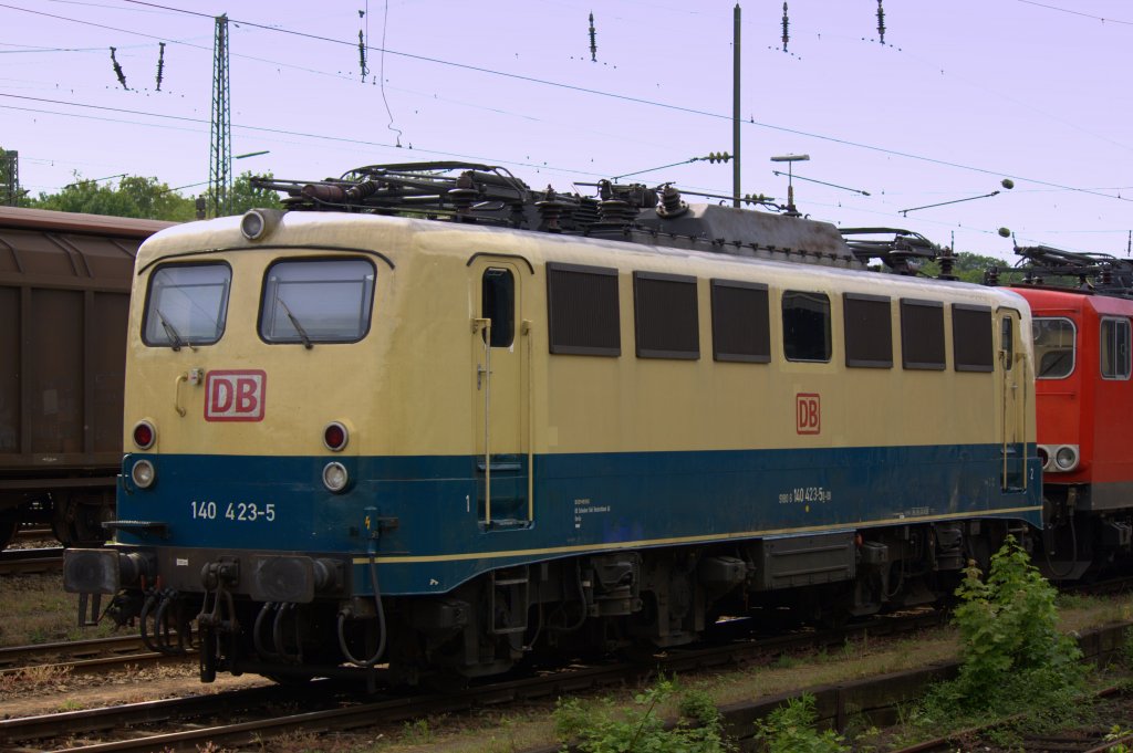 Die ozeanblau/beige 140 423-5 steht am 08.05.2011 frisch gewaschen im Bahnhof Aachen West.