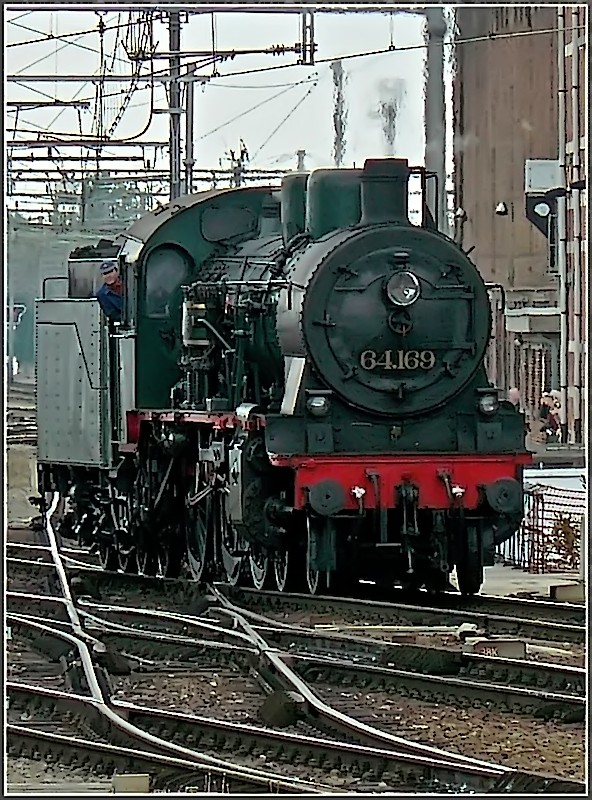 Die P8 Dampflok 64.169 der PFT/TSP setzt am 08.05.10 im Bahnhof von Louvain/Leuven um. (Hans) 