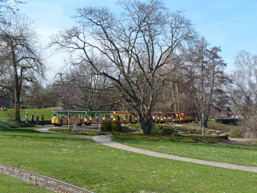 Die Parkanlage am Killesberg ldt unter anderem zur Fahrt mit der Parkeisenbahn ein. 15.4.2013, Stuttgart