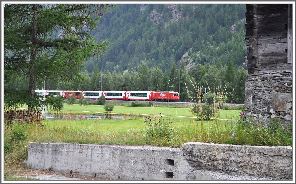 Die Passagiere des Regionalzuges 266 kamen in den Genuss von Panoramawagen des Glacier Express. Zuglok war die HGe 4/4 II 104. (04.08.2013)