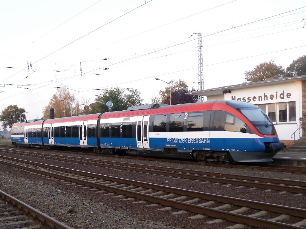 Die PEG hat auf der Linie RB 12 Templin-Stadt-Berlin-Lichtenberg ihren Fuhrpark ausgetauscht. Jetzt sind nur noch 643-er statt 650-er im Einsatz, hier am 23.10.2011 am Bf Nassenheide.