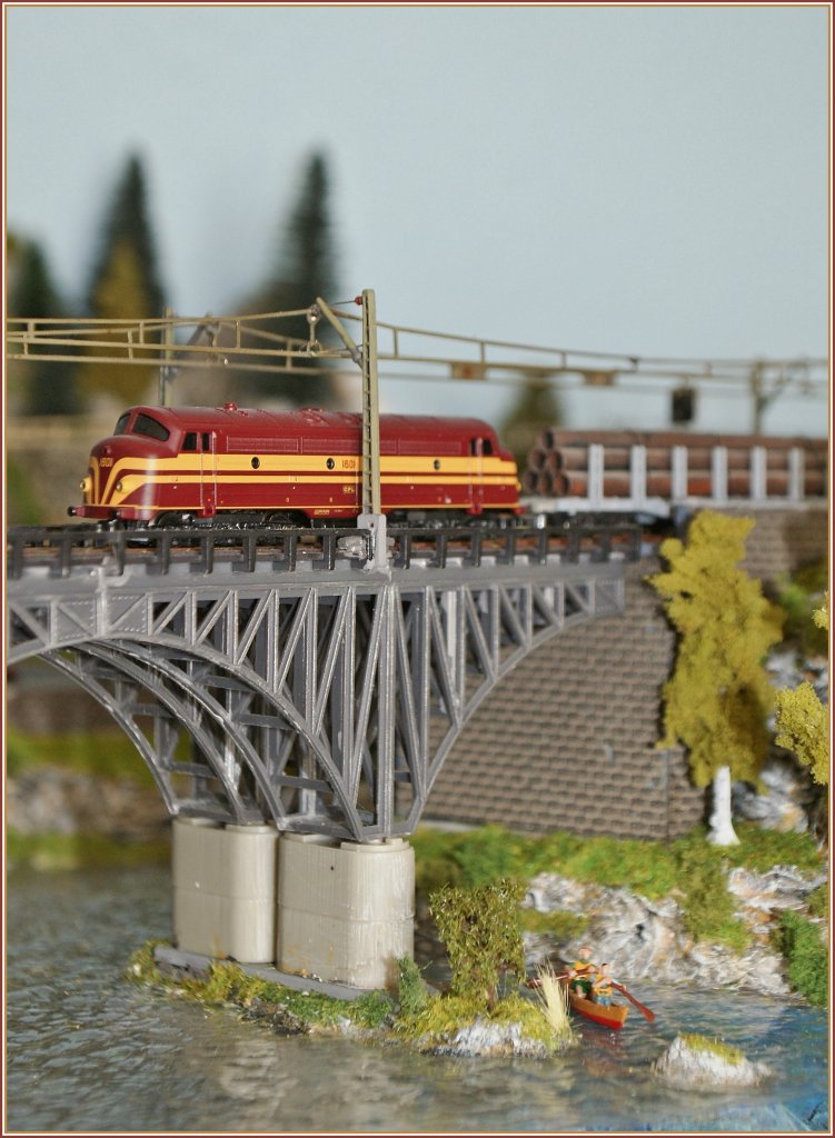 Die Pfeiler ruhen auf dem Betonfundament, das Schilf wchst und der  Kartoffelkfer  brummt nun gefahrlos ber  die  Schwebende Brcke .
14. Aug. 2012