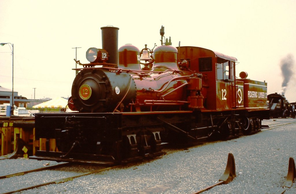 Die Pickering Lumber Companie Nr. 20, eine Shay von Lima aus dem Jahr 1903, die heute bei der Niles Canyon Railway in Fremont, Califonien im Einsatz ist, wurde auf der EXPO '86 in Vancouver ausgestellt. Die Aufnahme entstand am 23. Mai 1986 auf dem Ausstellungsgel�nde.  