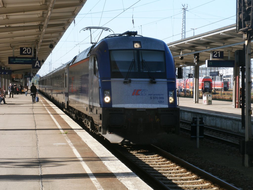 Die PKP 5 370 009 brachte,am 01.Oktober 2011,den Berlin-Warszawa Express,EC 43 nach Warszawa,von Berlin Gesundbrunnen nach Berlin Lichtenberg.
