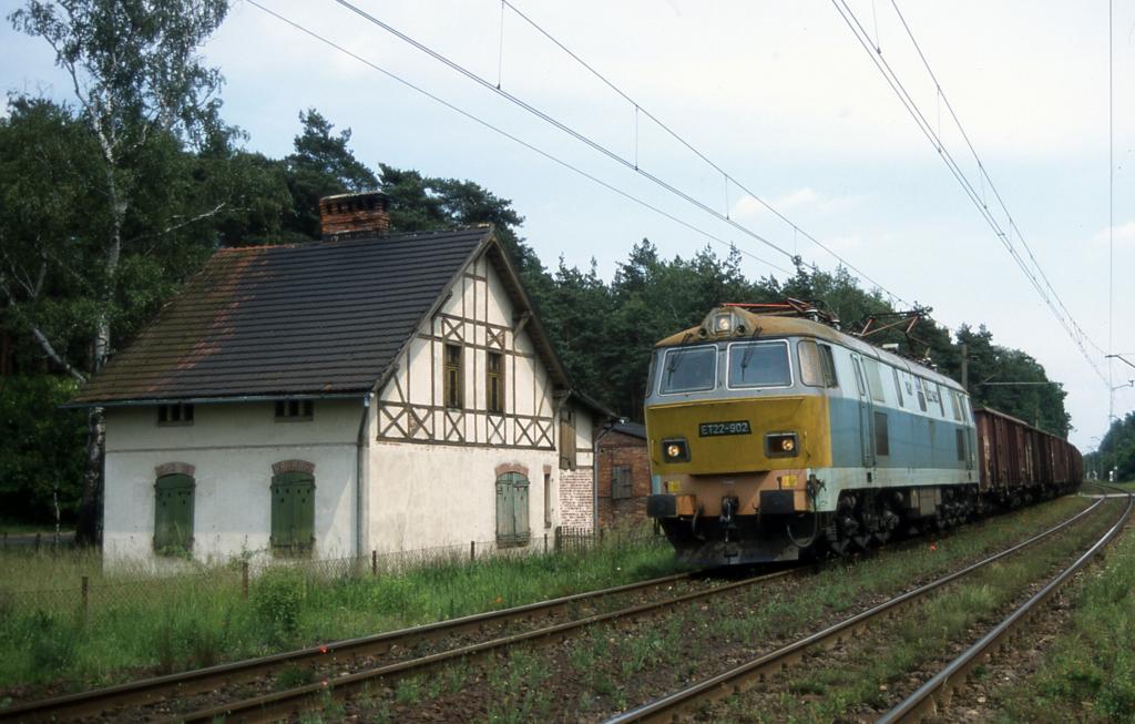 Die PKP Elektrolok ET 22-902 ist am 15.06.2001 bei Szymocice mit einem
Ganzzug von Rybnik kommend in Richtung Oppeln unterwegs.