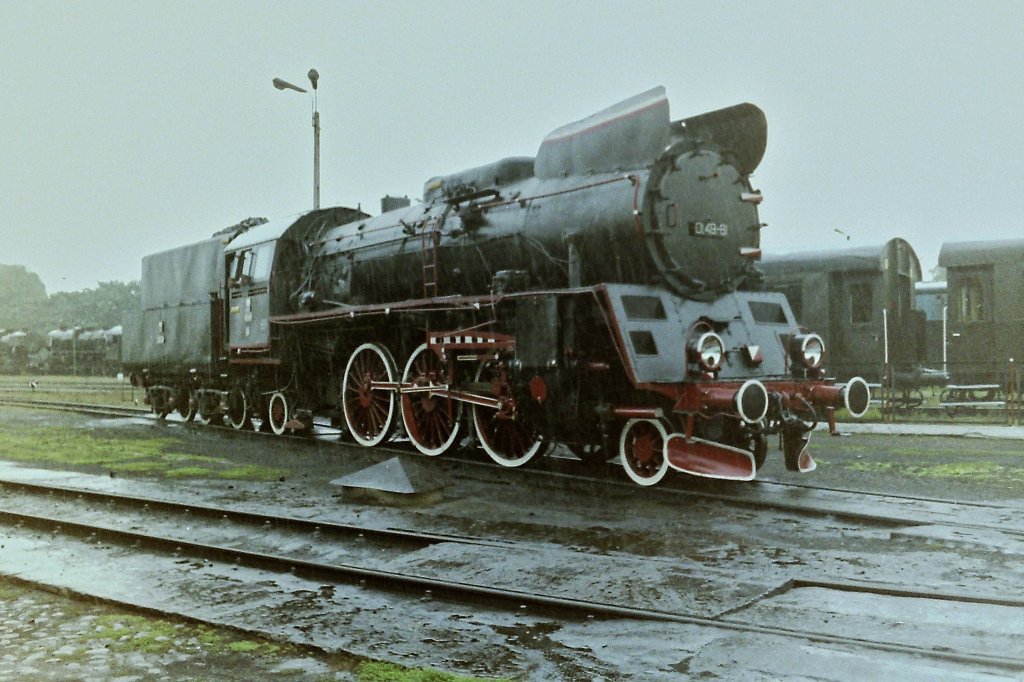 Die PKP Ol 49-81 zeigt sich, im Gegensatz zum Wetter, vom der besten Seite. 
Das Bild entstand whrend einer privaten Fhrung durch das BW Wolstyn am 28. August 1994.