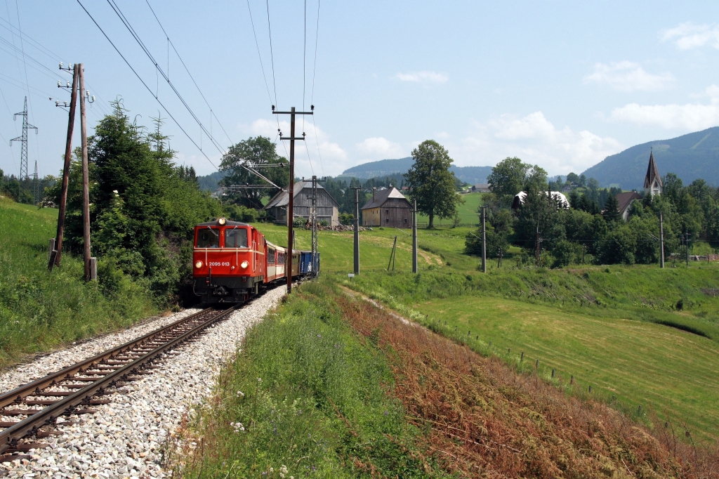 Die planmige 2095-Leistung (2095.013) vor dem R 6808  Brgeralpe  konnte nahe der Ortschaft Reith (Bahnhof Annaberg) festgehalten werden. 01.07.2012