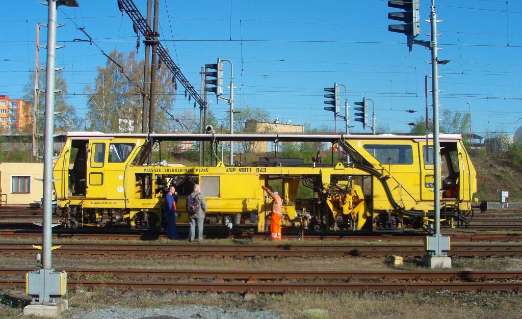 Die Plasser & Theurer Gleisstopfmaschine ASP 400.1 in Bhf. Karlovy Vary am 2012:04:27