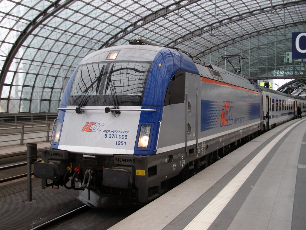 Die polnische EU44 5 370 005 erreichte am 16.Oktober 2010 mit dem EC 46 aus Warschau pnklich den Berliner Hbf.