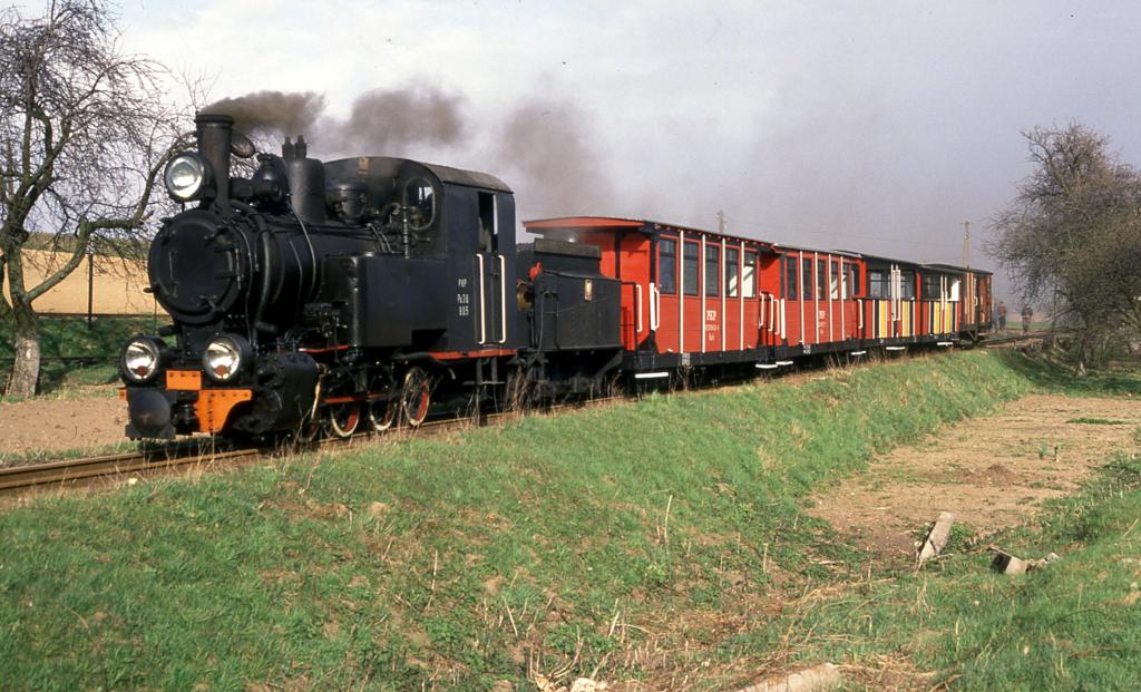 Die polnische Schlepptender Dampflok Px 38-809 ist am 19.4.1992 bei Wenecja
mit einem Sonderzug unterwegs. Sie befhrt hier die 600 mm Schmalspur Bahn
der ehemaligen Zniner Kleinbahn.