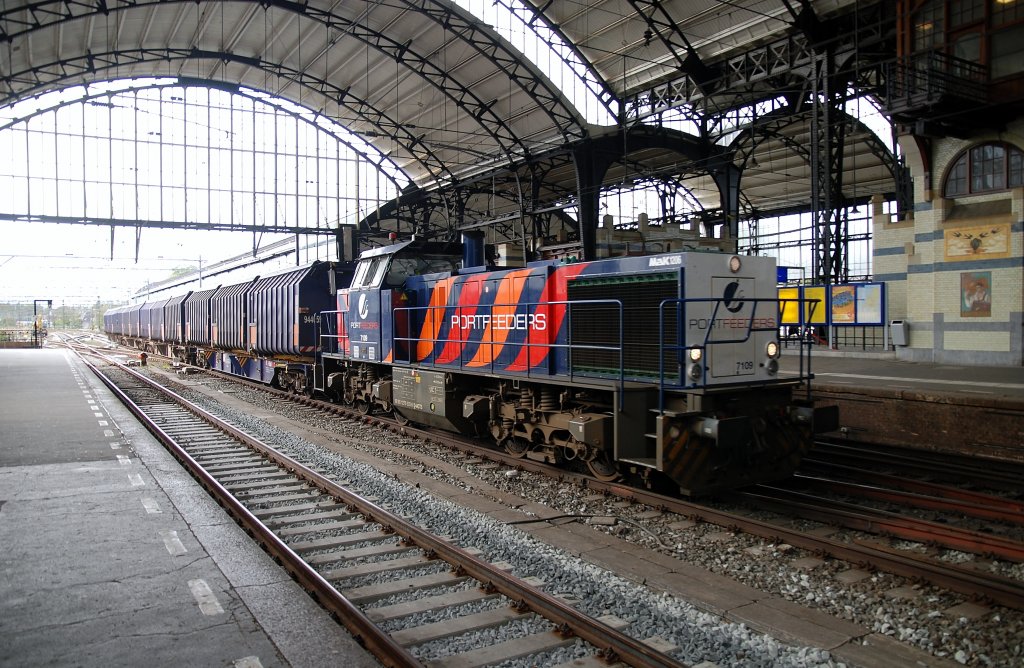 Die Portfeeders 7109 mit Abfahlzug fhrt durch Haarlem Hbf am 14.10 2010.
