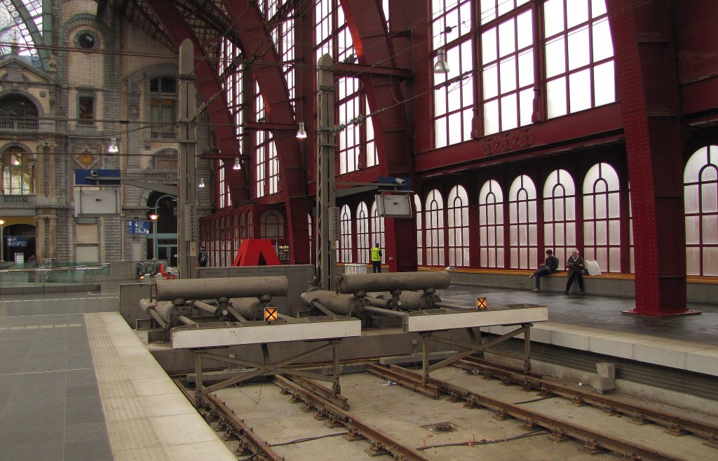 Die Prellb�cke (TrainStopp System) am Bahnsteig 5 und 6 in Antwerpen Centraal, 23.11.2011.