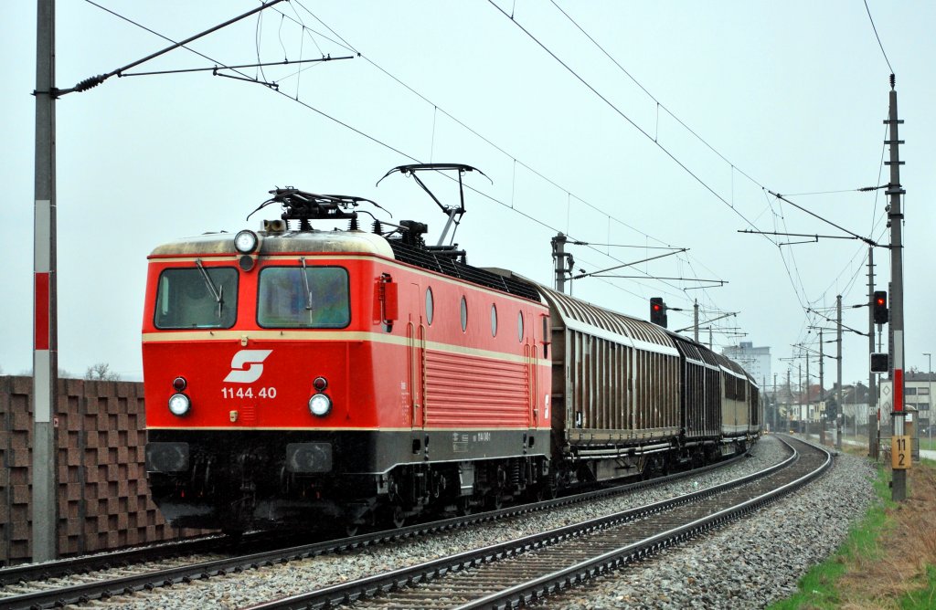 Die Premierenfahrt der frisch n die BR 1144 umgebauten 1144.040 fand im Gterzugumlauf 65917/65914 statt. Hier ist der 65914 zwischen Nettingsdorf und Ansfelden bei strmenden Regen am 1.4.2010 zu sehen.