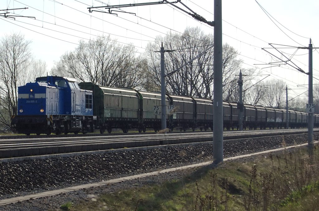 Die Press 204 005-3 bringt einen neuen Hackschnitzelzug nach Rathenow. 24.04.2010