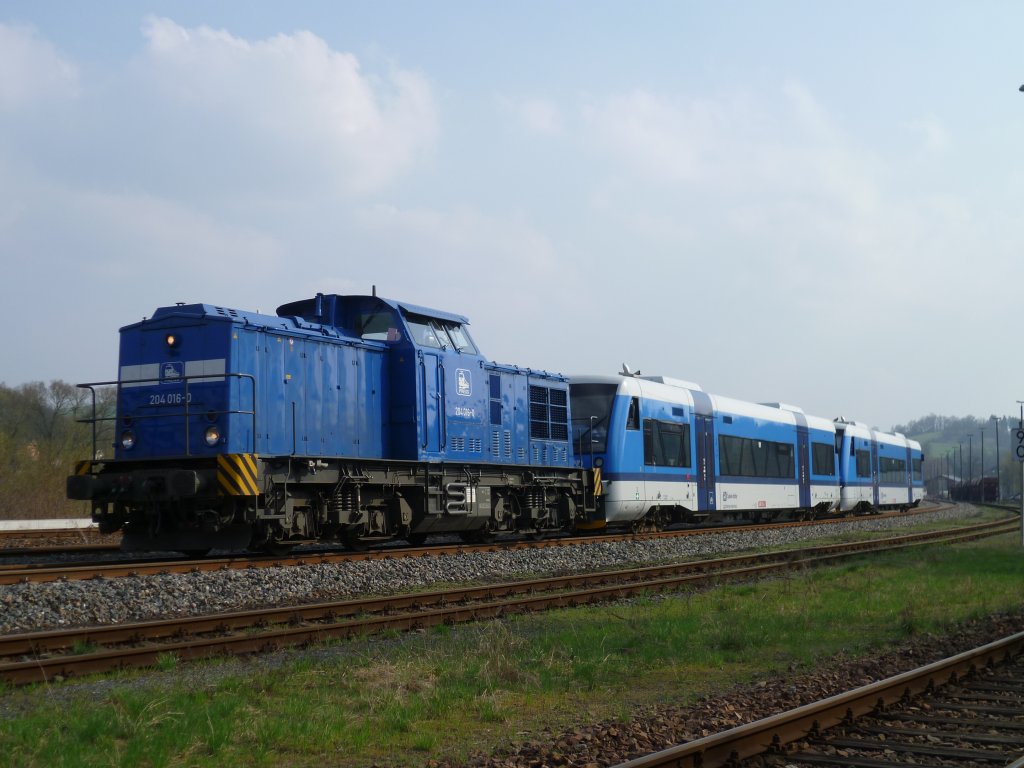 Die Press 204 016-0 berfhrte am 21.04.13 den 840 015-2 und den 840 014-5 der CD von Vojtanov nach Neumark/V. Hier in Weischlitz.