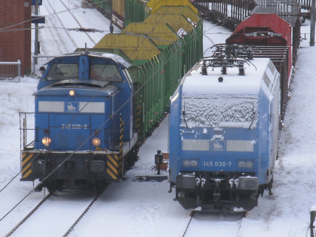 Die PRESS mit der 346 025 und die ebenfalls von der PRESS 145 030,am 08.Dezember 2012,in Bergen/Rgen.
