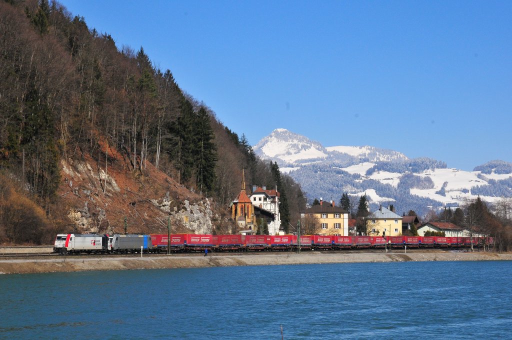 Die private 185 664 von  Kombi Verkehr  und die 186 290 von  RailPool  befrdern den Winner Aufliegerzug in Richtung Brenner kurz vor Kufstein auf Deutscher Seite bei Kiefersfelden am 16.03.13.