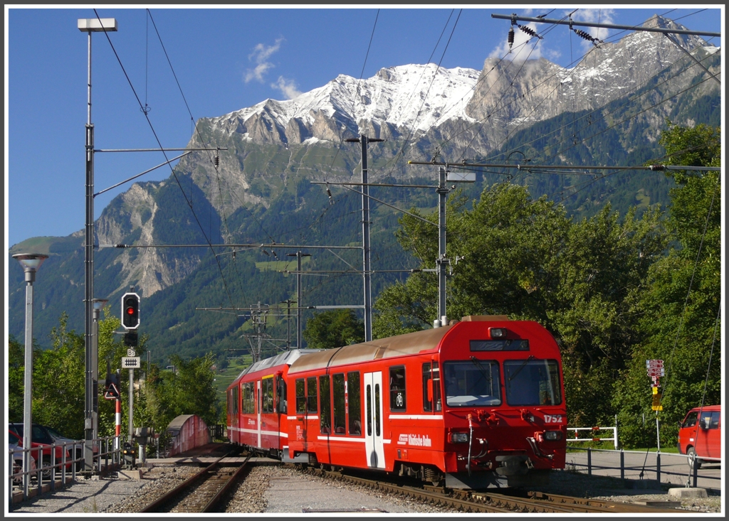 Die Probefahrt ins Prttigau mit ABe 8/12 3506 erfolgt mit dem Stadlersteuerwagen 1752, hier bei der Ausfahrt in Landquart vor der Kulisse des Falknis. (01.09.2010)
