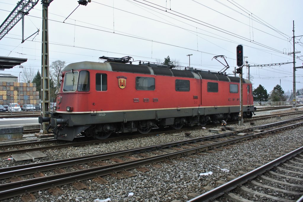 Die Prototyp Re 6/6 11601 wartet in Langenthal auf neue Aufgaben. Diese Lok ist eine von 2 Re 6/6 welche einen geteilten Lokkasten haben, 02.03.2013.