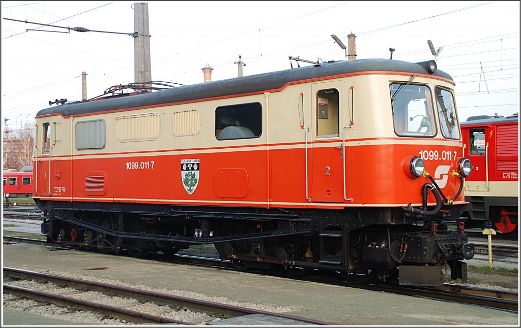 Die Puchenstubner-1099er (1099 011-7) wartete am 22. November 2009 am Alpenbahnhof abgebgelt auf ihre nchsten Einstze. 