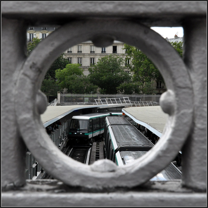Die Quadratur des Kreises - 

oder der Durchblick zur Metrostation  Bastille  (Linie 1), Paris. 

21.07.2012 (J)