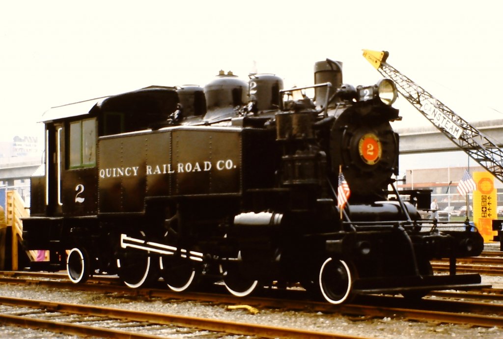 Die Quincy Railroad Companie Nr. 2, eine 2-6-2T von Alco aus dem Jahr 1924, die heute bei der Niles Canyon Railway in Fremont, Califonien im Einsatz ist, wurde auf der EXPO '86 in Vancouver ausgestellt. Die Aufnahme entstand am 23. Mai 1986 auf dem Ausstellungsgelnde.