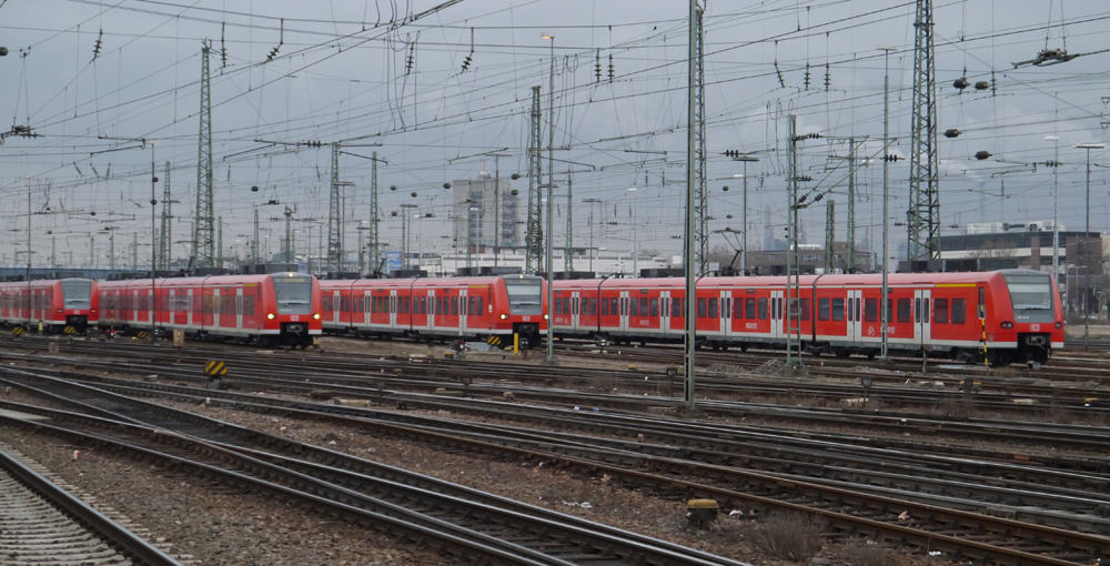 Die Quitschi-Flut erreicht in Mannheim ihren Hchststand und verdrngt immer mehr die Lok-bespannten Regionalzge. (Mannheim Hbf, 18.02.12)