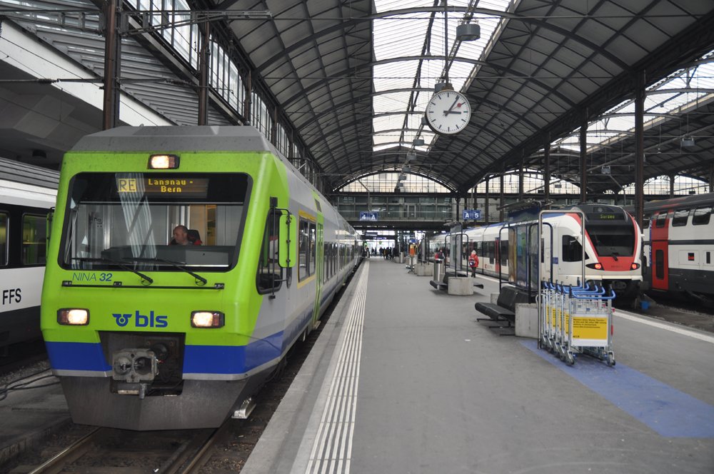 Die RABe 525 038 und 032 stehen am 24. Januar 2010 als Ersatz-RE 3323 Bern - Luzern in Luzern neben dem RABe 523 004-0, der als S1 21155 Baar - Luzern in Luzern eingefahren ist.