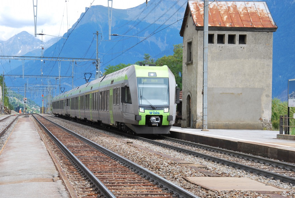 Die RABe 535 109 und 113  Ltschberger  der BLS fahren gemeinsam als RE nach Bern, hier bei der Einfahrt in den Bahnhof Ausserberg am 26. Juli 2011.