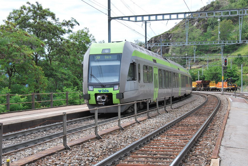 Die RABe 535 109 und 113  Ltschberger  der BLS fahren gemeinsam als RE nach Bern, hier bei der Ausfahrt aus dem Bahnhof Ausserberg am 26. Juli 2011.