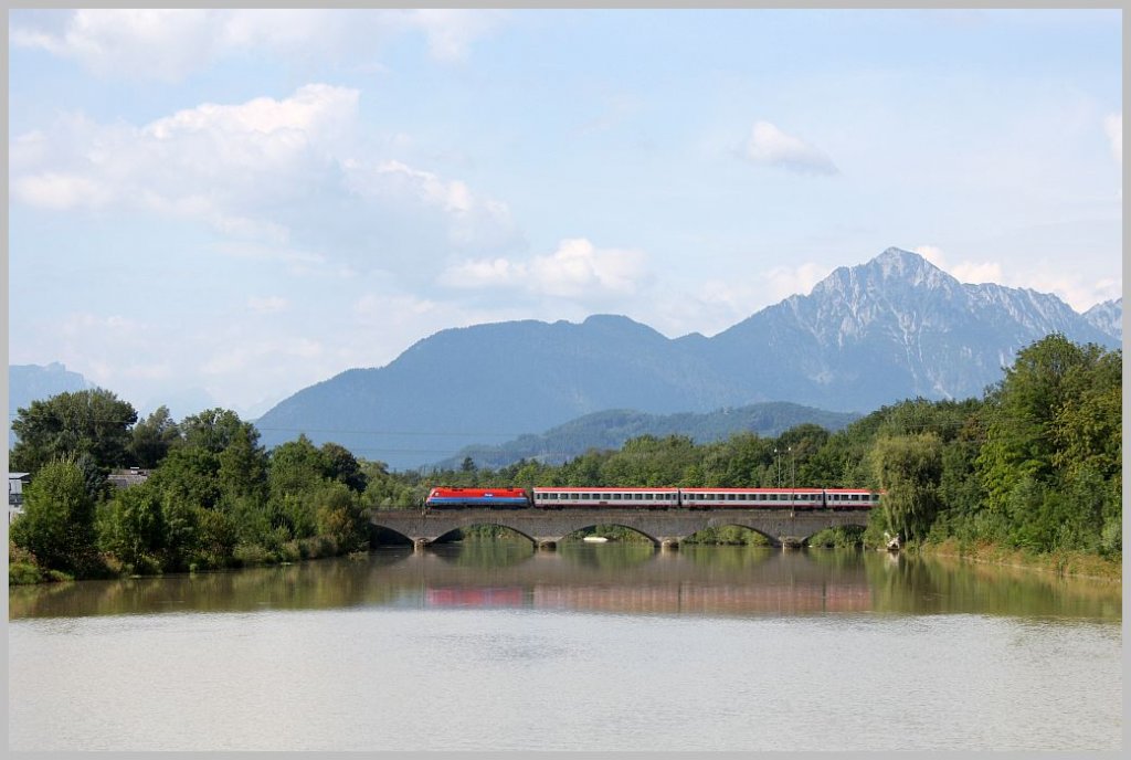 Die Rail Cargo Hungaria-Taurus berquert bei ihrer Fahrt(BB EC 111) von der bayerischen Hauptstadt in die Wrtherseemetropole die Saalach. Freilassing/Salzburg, 05.08.11