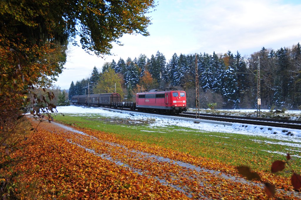 Die Railion 151 066-8 vor einem kurzen G�terzug auf der Strecke Salzburg-M�nchen bei Bergen in Oberbayern am 30.10.12.