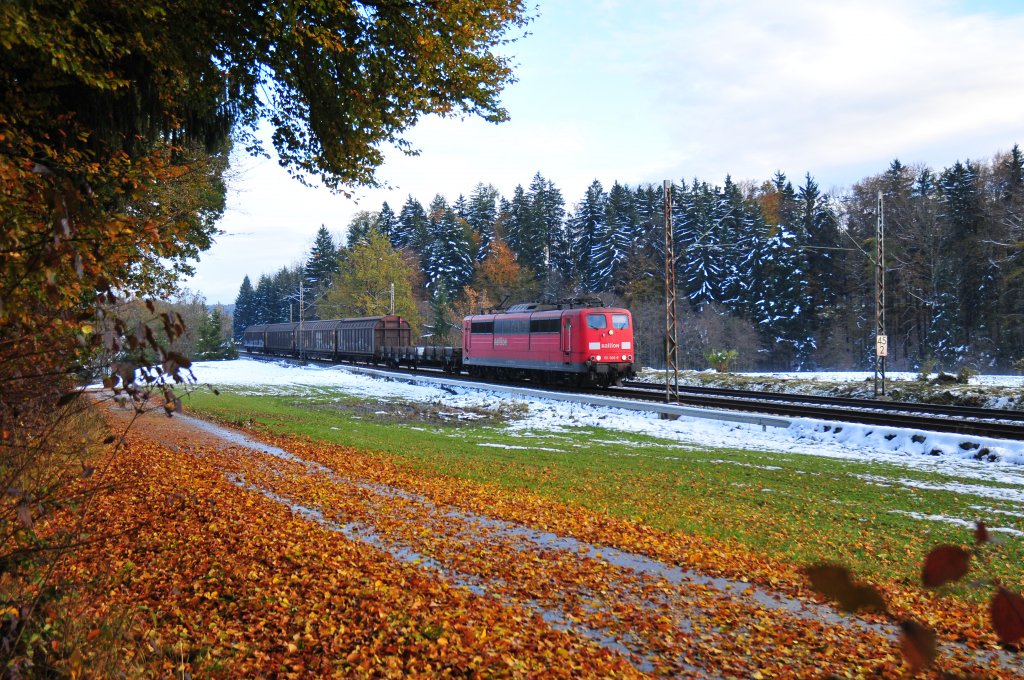 Die Railion 151 066-8 vor einem kurzen Gterzug auf der Strecke Salzburg-Mnchen bei Bergen in Oberbayern am 30.10.12.