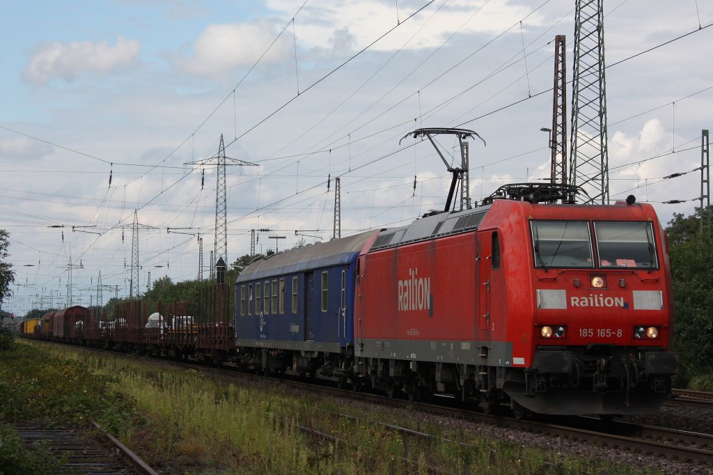 Die Railion 185 165 zieht am 27.8.11 einen L Begleitwagen und einen Gterzug durch Ratingen-Lintorf.