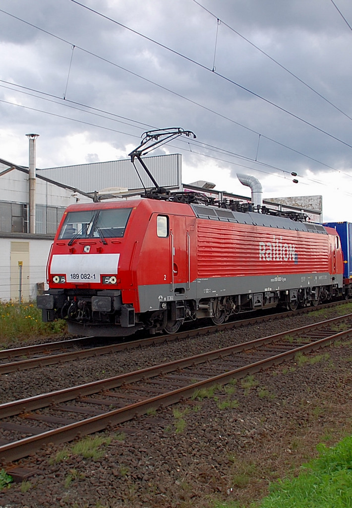 Die Railion 189 082-1 ist hier mit einem Gterzug bei Anrath unterwegs in Richtung Krefeld.7.8.2011