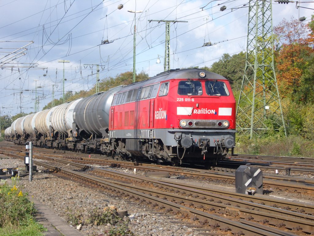 Die Railion 225 011-6 donnerte mit einem langen Kesselwagenzug am 13.10.2009 durch Kln Gremberg.