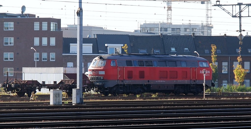 Die Railion 225 028-0 ist am 10 oktober 2010 abgestellt am Bf Venlo.