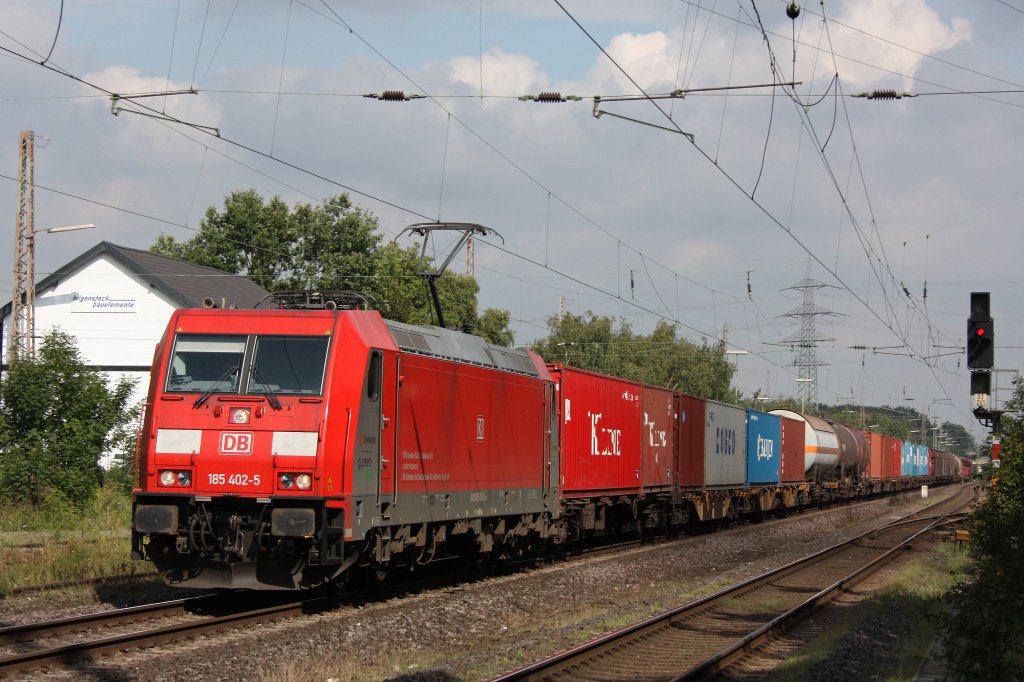 Die Railion Scandinavia 185 402 am 31.8.11 mit einem gemischten Gterzug bei der Durchfahrt durch Ratingen-Lintorf.