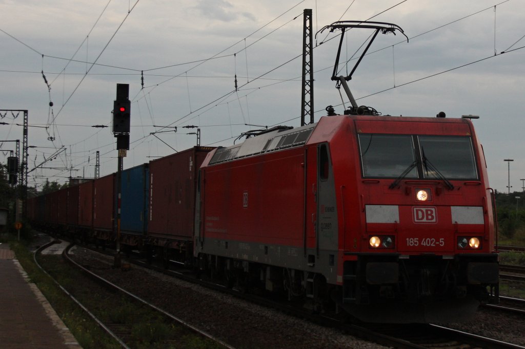 Die Railion Scandinavia 185 402 am 16.9.11 mit einem Containerwagenzug bei der Durchfahrt durch Duisburg-Bissingheim.
Gru� an den Tf!