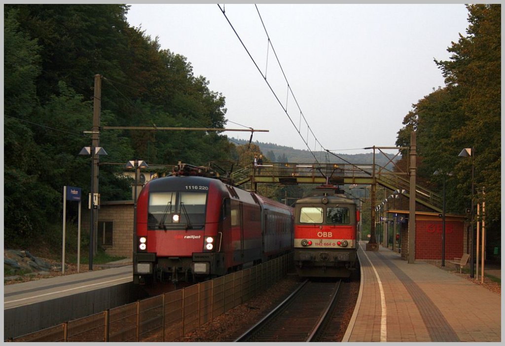 Die  Railjet  1116 220 bespannte am 21. September 2011 den IC 820 von Wien nach Linz, hier bei der Durchfahrt in Pressbaum. 