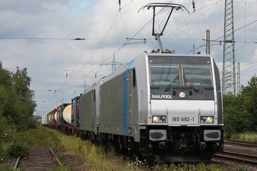 Die Railpool 185 692 (i.E. fr RTB) zieht am 13.8.11 die 185 684 (ebenfalls i.E.fr RTB) und einen Containerzug durch Ratingen-Lintorf.