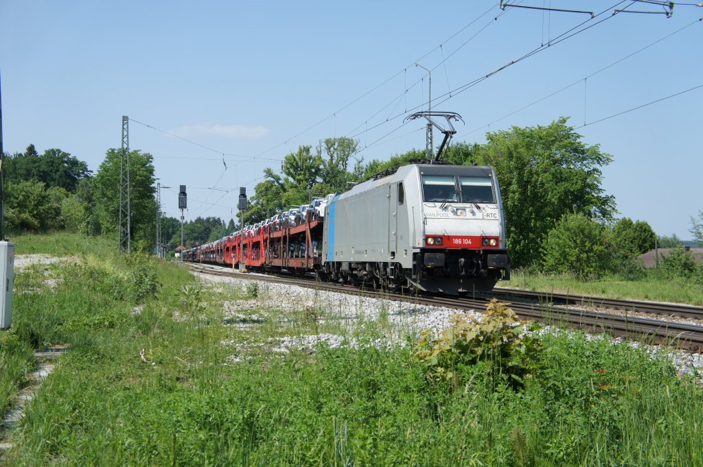 Die Railpool 186 104 mit einem Autotransportzug am 25.05.11 in Aling.