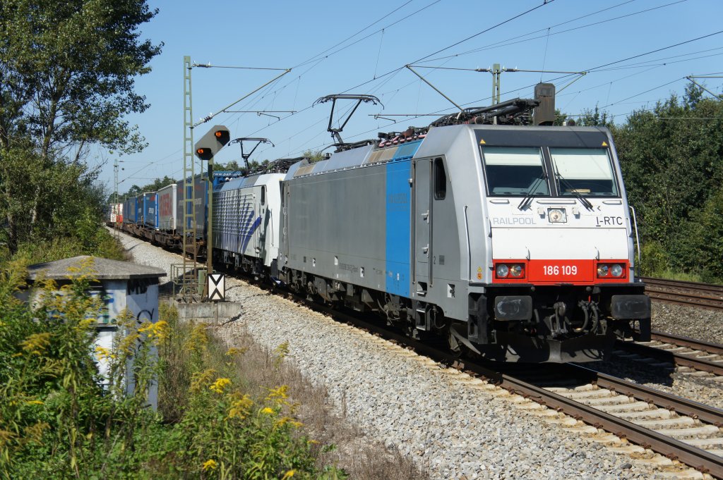 Die Railpool-186 109 vor einer Lokomotion-Schwester am 03.09.11 zwischen Haar und Vaterstetten.