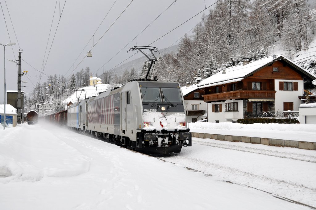 Die Railpool Lokomotive 186 283 derzeit von Lokomotion angemietet ist mit einem Ganzzug auf der Brennerbahn in Richtung Bahnhof Brenner unterwegs.Der Zug besteht aus Eanos-Wagen und konnte von mir am 24.1.2012 im Bahnhof Steinach in Tirol aufgenommen werden.