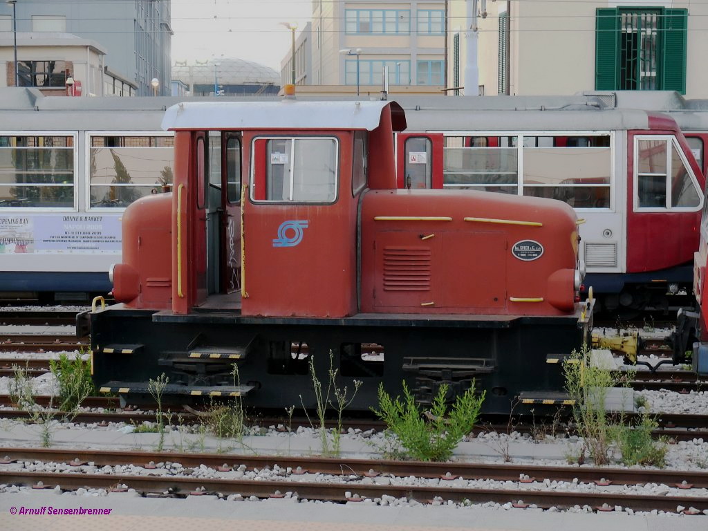Die Rangierdiesellok D500 der Circumvesuviana (CV). Ganz unverkennbar eine (1967 gebaute) Deutz-Konstruktion, welche in Italien von der Firma Greco vertrieben wurde.

2010-08-25 Santa Maria del Pozzo
