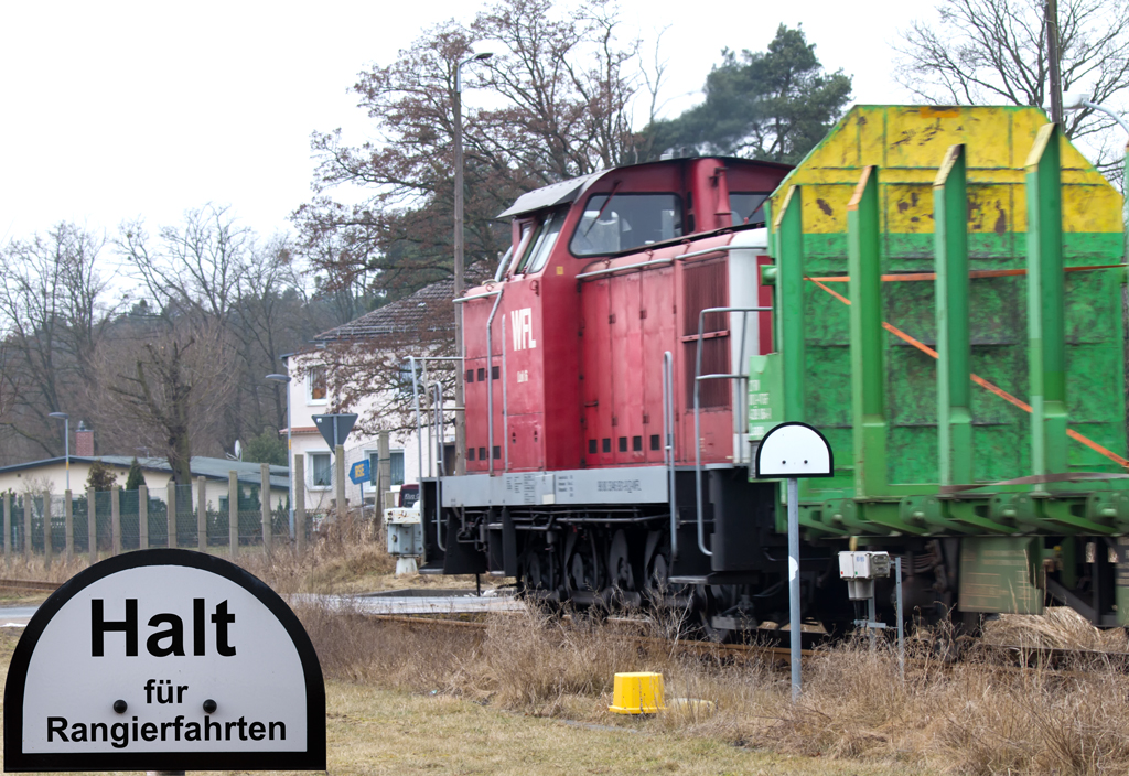Die Rangierhalttafel gibt es mit und ohne Aufschrift (die zweite Version wurde ins Bild eingefgt). Zur Vorbeifahrt an diesem Signal mu eine Rf einen schriftlichen Auftrag haben ( Befehl ). -21.02.2012 
