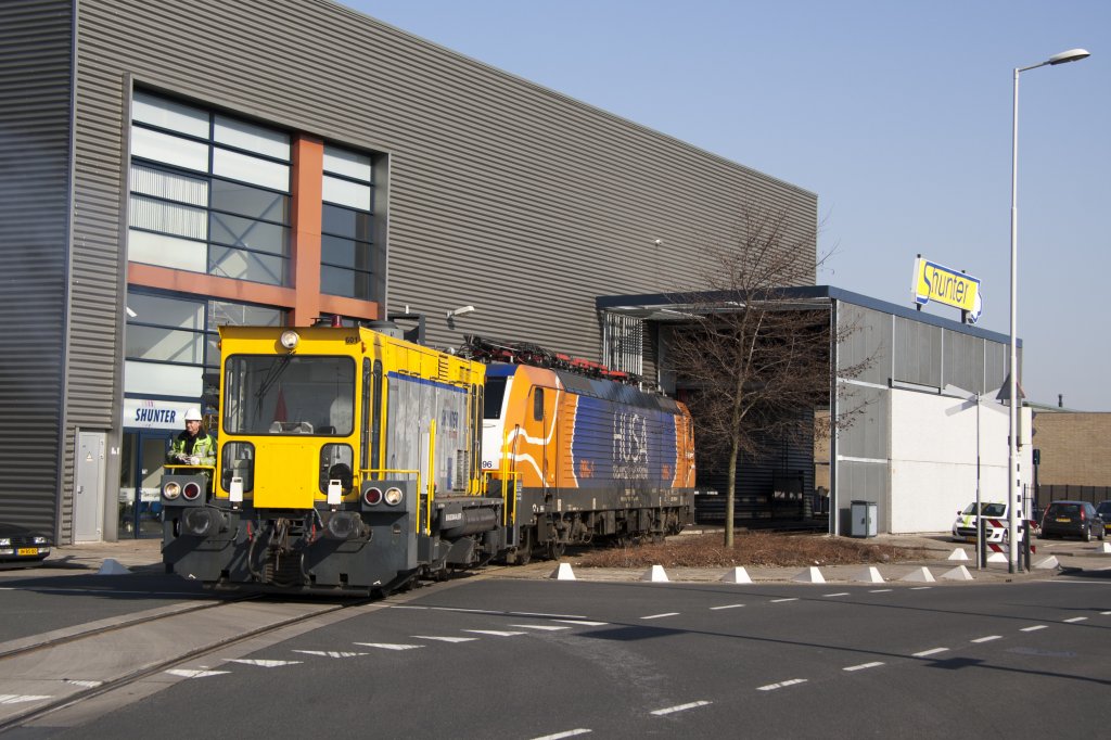 Die rangierloc 601 von Werkstatt Shunter war mit der Kupplung verbunten und steht bereit um nach Waalhaven zu fahren. Hier ist die Zug abgefahren bij Shunter mit ein plume. 5 Mrz 2013